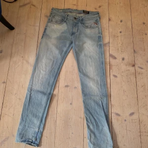 Ljusblåa jeans från Replay - Säljer ett par klassiska jeans från Replay i ljusblå färg. Byxorna har snygga detaljer vid fickorna och Replay-logga. Hör av er vid funderingar. Kan gå ner i pris vid snabb affär.