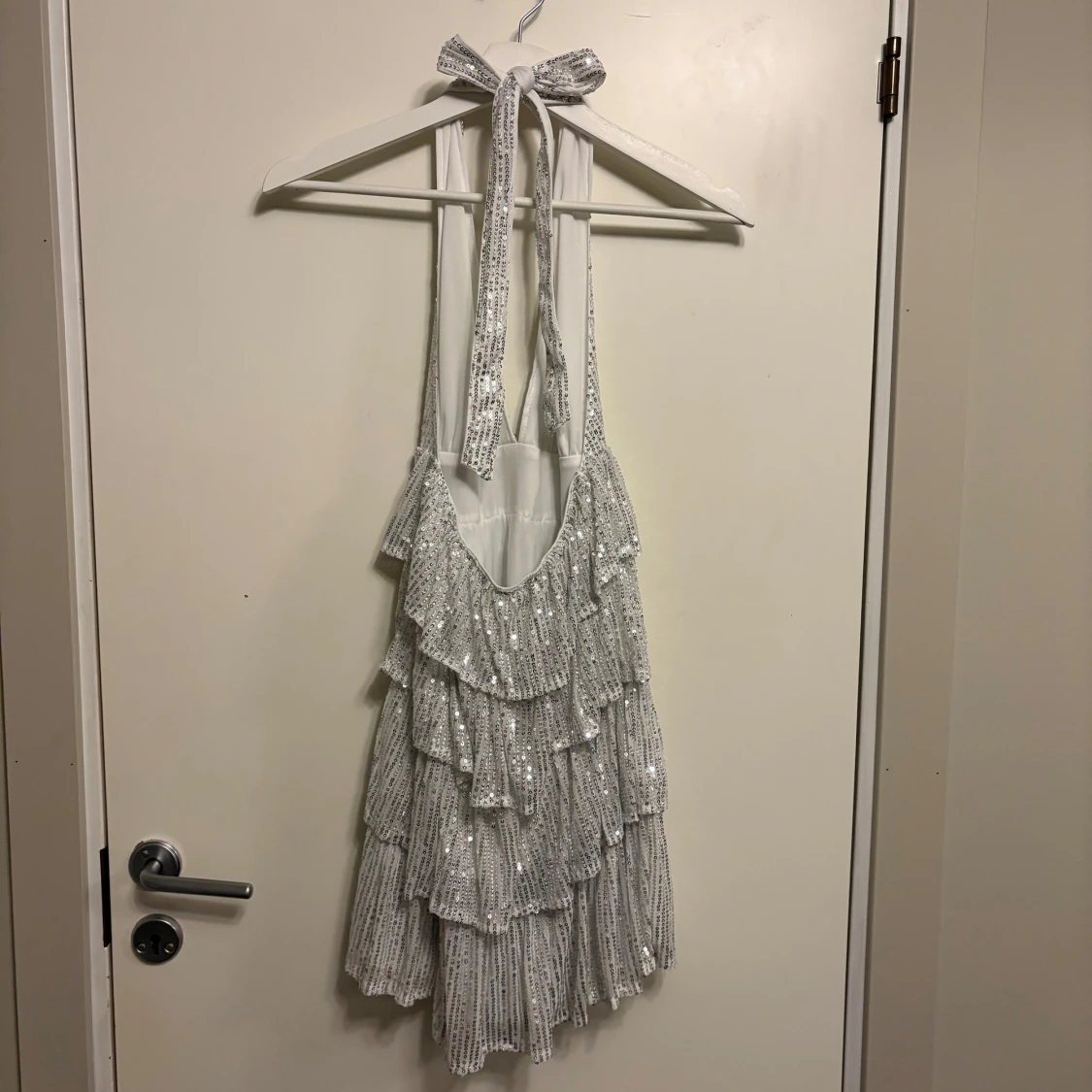 Vit glittrig volangklänning från SHEIN - 1