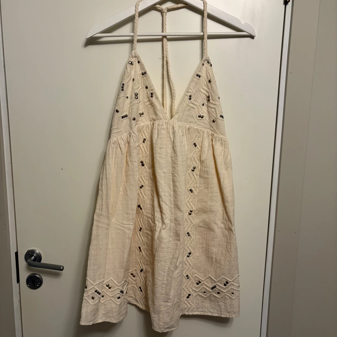 Beige broderad sommarklänning från Zara