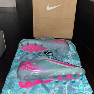 Nike fotbollsskor i turkos och rosa - Säljer ett par Nike fotbollsskor eftersom jag inte gillar passformen på skorna. Dom är helt nya och köptes idag. Ny pris (3399) kan gå ner lite. Så om någon snäll vill köpa samma skor fast från unisport skulle det uppskattas om ni köpte av mig istället.💯