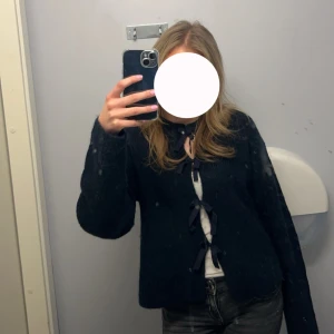Mörkblå kofta  - Säljer min mörkblåa kofta med knyt framtill ifrån Gina tricot då jag inte får någon användning till den längre 💞 