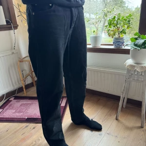 Svarta raka jeansbyxor - Säljer ett par svarta jeansbyxor från Weekday. Modellen är 185 cm lång☺️🫶🏽 vid intresse hör av er