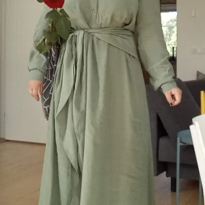 Green Guess Maxi Dress - Size: L  Colour: Green / Light Green Brand: GUESS Original Price: 1000~kr Condition: Worn a singular time for a couple hours only. The sizing tag was attempted to be carefully removed, but it didn't work so it is half on, but nothing was damaged.