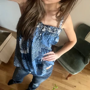 Sommrigt blått linne/topp - Säljer en blå linnetopp med vitt och mörkblått blommönster. Knappt använd🫰🏼 Perfekt till sommaren🥰💞💋