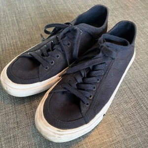 Blå sneakers från Björn Borg - Säljer ett par blå sneakers från Björn Borg. Skorna har snörning, vit sula och är tillverkade i textilmaterial. Använda vid ett par tillfällen så lätt smutsade på det vita gummit runt i övrigt ej formade eller skadade på något sätt. Stl 43 EUR.