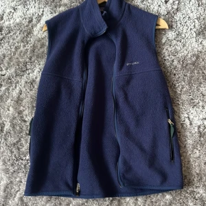 Mörkblå fleeceväst från Patagonia - Riktigt skön mörkblå Fleece väst från Patagonia. Skick:9/10 Pris:600 men går att diskutera vid snabb affär hör av er vid fler frågor!