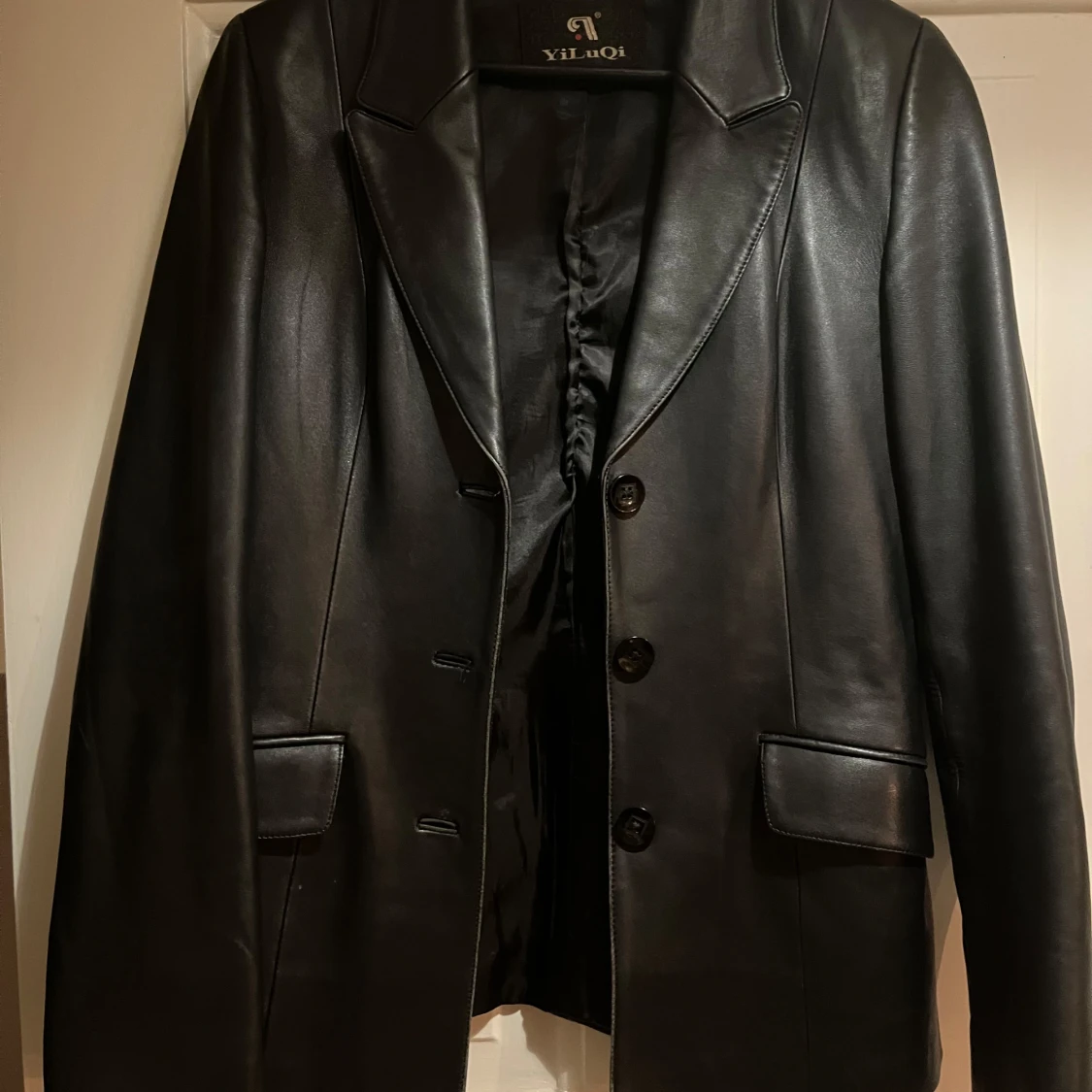 Svart skinnkavaj från YiluQi