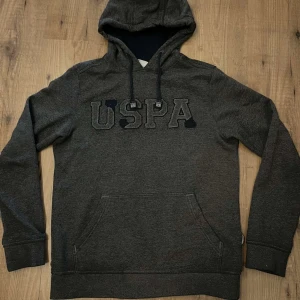 Hoodie från USPA🔥🔥 - Säljer min tvär feta hoodie från USPA. Ändvänds inte längre och är ute till galet pris. I bra skick fraktar imon en dag. Vid mer frågor kontakta gärna mig 