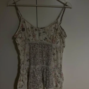 Blommig linnetopp från VILA - Supersöt linneklänning från VILA med blommigt mönster i ljusa färger. 