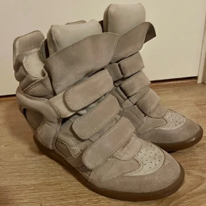 Isabel marant skor  - Isabel marant sneakers i beige färg, bra skick förutom missfärgning på ena skon, används tyvärr inte längre 🩷
