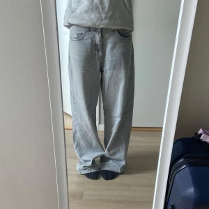 Grå wide jeans från FB Sister, S - Säljer ett par gråa jeans från New Yorker i storlek S. De har en loose och wide passform med raka ben och klassisk femficksdesign. Jeansen är tillverkade i bomull och har en ljusgrå tvätt som ger en avslappnad vibe. Jag älskar dem men tyvärr är dem för stora, bara använt 3 gånger så dem är som nya. Köpte dem för 350 säljer för 200 kr.
