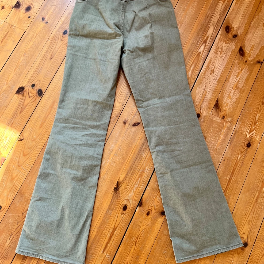 Olivgröna bootcut byxor med fickor - 3