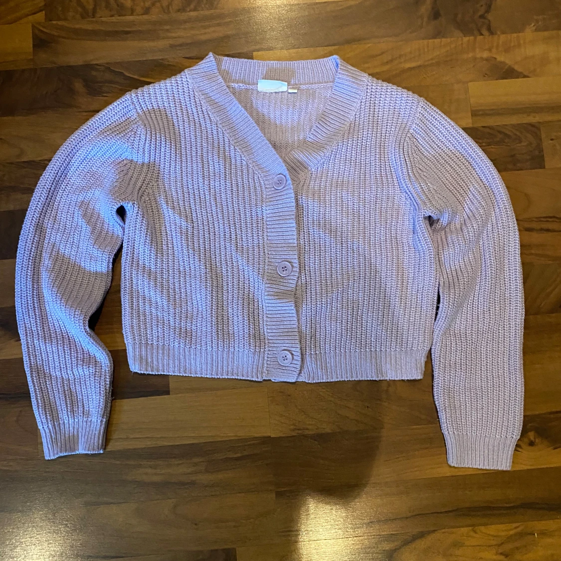 Ljuslila croppad kofta med knappar