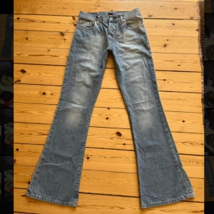 Ljusblåa bootcut jeans - Supersnygga utsvängda  jeans, innebenslängd 82, midjemått tvärs över 36, de passar inte mig så har tyvärr ingen bild med de på💕💕