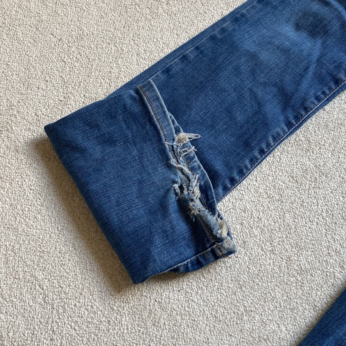 Blå low flare jeans med slitna benslut - 2