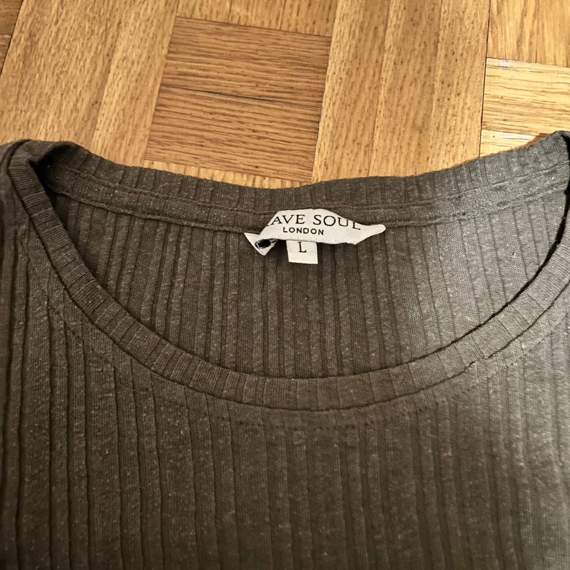 Olivgrön ribbad t-shirt från Brave Soul - 2