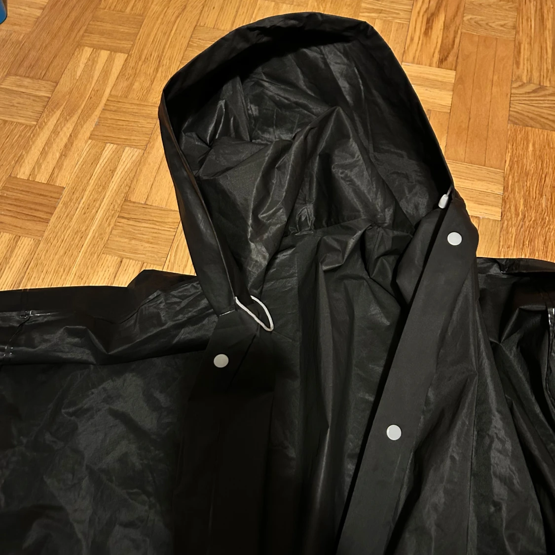 Svart regnjacka med huva - 2