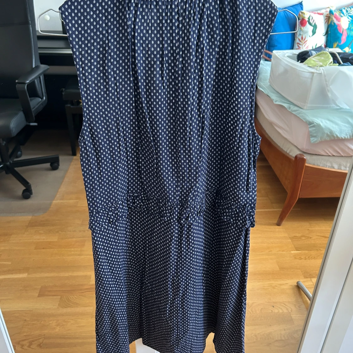 Mörkblå prickig klänning från H&M - 2