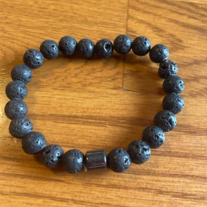 Stilrena pärlarmband i olika färger: Bakkzy wardrobe - Säljer tre coola pärlarmband med elastisk tråd. Ett svart med lavastenpärlor, ett brunt med tigeröga och ett vitt med marmorerade pärlor. Alla har en metallisk cylinderpärla som detalj. Perfekt för att ge din outfit en personlig touch. Dem kostar 49kr styck eller 100 för alla tre.