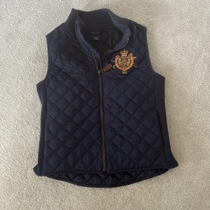 Marinblå quiltad väst Ralph Lauren XL - Obs detta är en barn/ungdom 