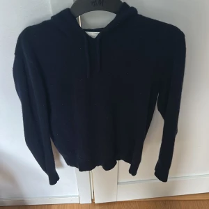Kashmir hoodie sayless   - Säljer nu en sayless hoodie som är i bra skick. Den är i storlek s men blivit lite liten. Skulle säga den sitter som xs. Modellen är ca 170cm