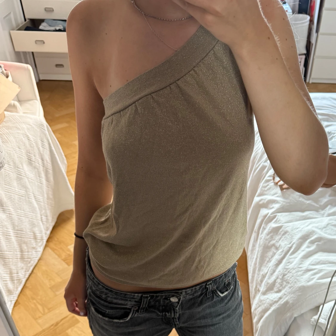 Glittrig one shoulder topp 