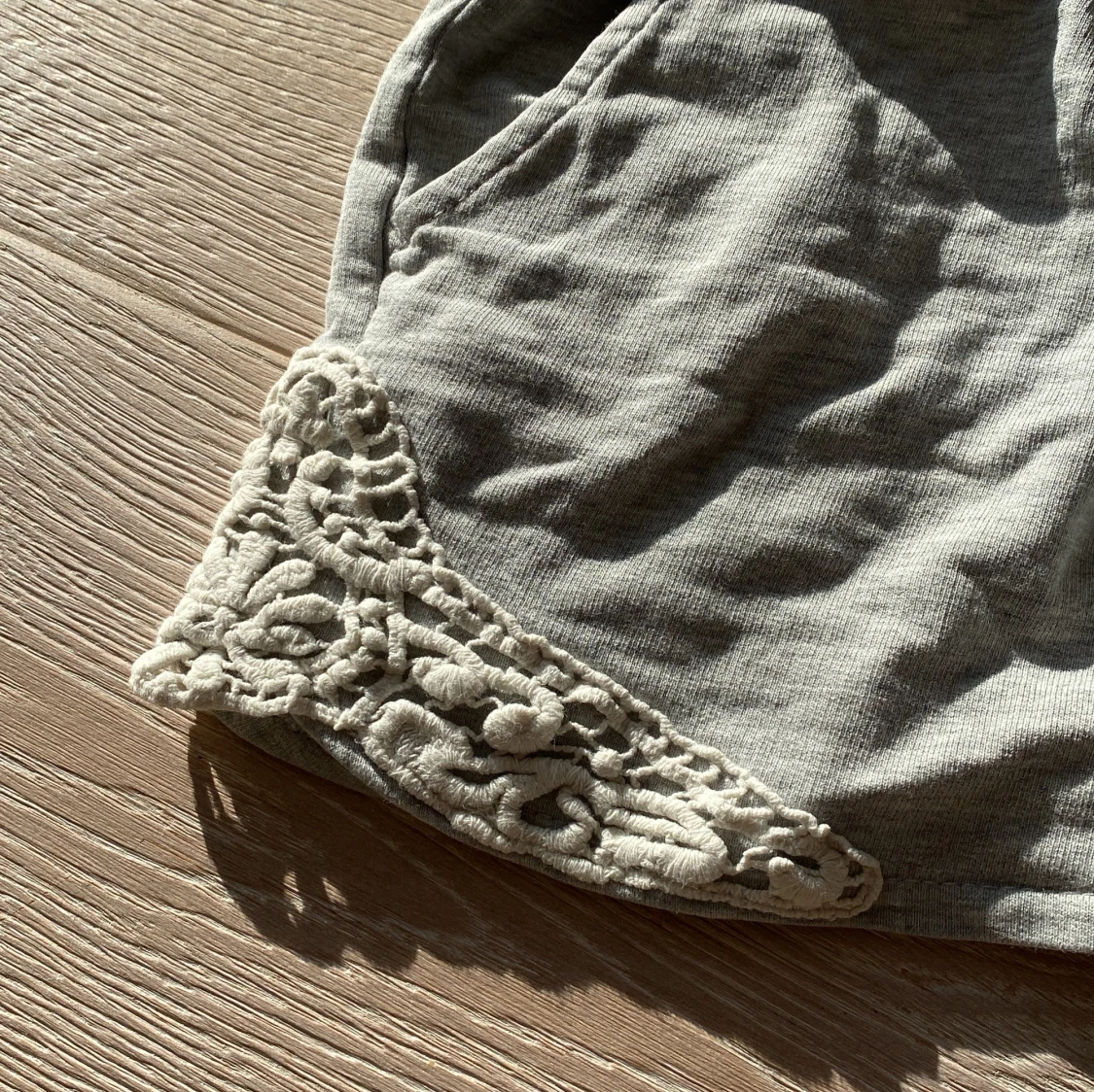 Grå shorts med spets från Lindex - 3