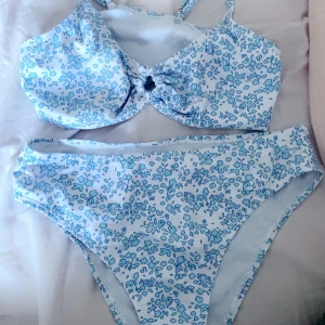 Bikini - Supersöt bikini med blå mönster på,perfekt för sommaren💓