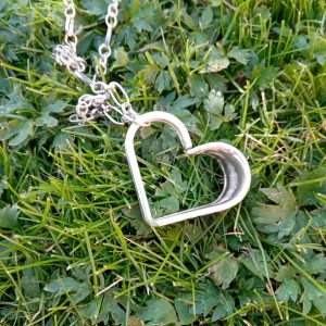 Halsband gjort av en gaffel - Handgjort halsband tillverkat av en gaffel i nysilver format som ett hjärta. Hänget är ca 4cm långt. Kedjan är justerbar. 