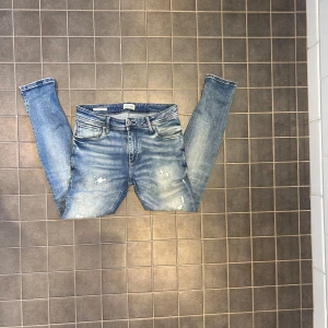 Jack and Jones jeans  - Säker de här svin fräscha Jack and Jones jeansen i storlek W30 L30 i modellen skinnyfit/liam men skulle säga att de nog sitter slim fit, jeansen har en svin snygg tvätt. Priset är inte fast utan kan diskuteras!
