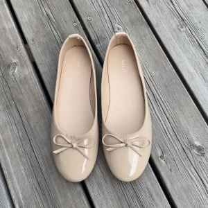 Beige ballerinaskor från Nelly!! - Snygga beige ballerinaskor från Nelly, skorna har inte blivit använda utan bara testade. Säljer för att de var för små, skriv gärna om du har några frågor!!❤️❤️