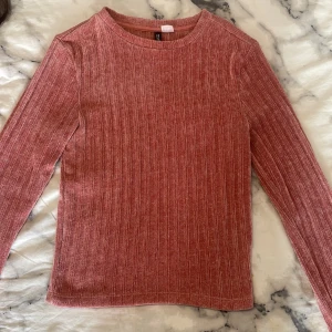 Rosa ribbad långärmad tröja H&M - Säljer en snygg rosa långärmad tröja från H&M Divided i storlek S. Tröjan har ett ribbat mönster och är gjord i ett mjukt, stickat material som känns skönt mot huden. Perfekt för dig som gillar enkel och stilren design med lite struktur. Tröjan är endast använd 3 gånger!
