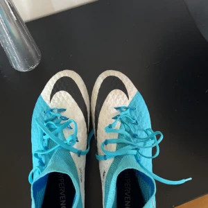 Nike Hypervenom blå fotbollsskor - Säljer ett par Nike Hypervenom fotbollsskor i färgen ”photo blue” skorna är i väldigt bra skick! Priset är inte hugget i sten 