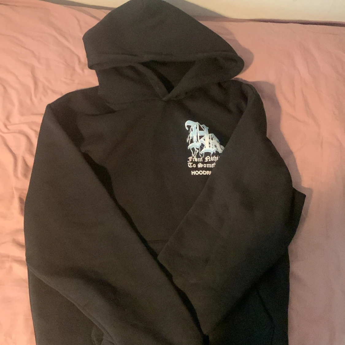 Svart hoodie från Hoodrich med tryck