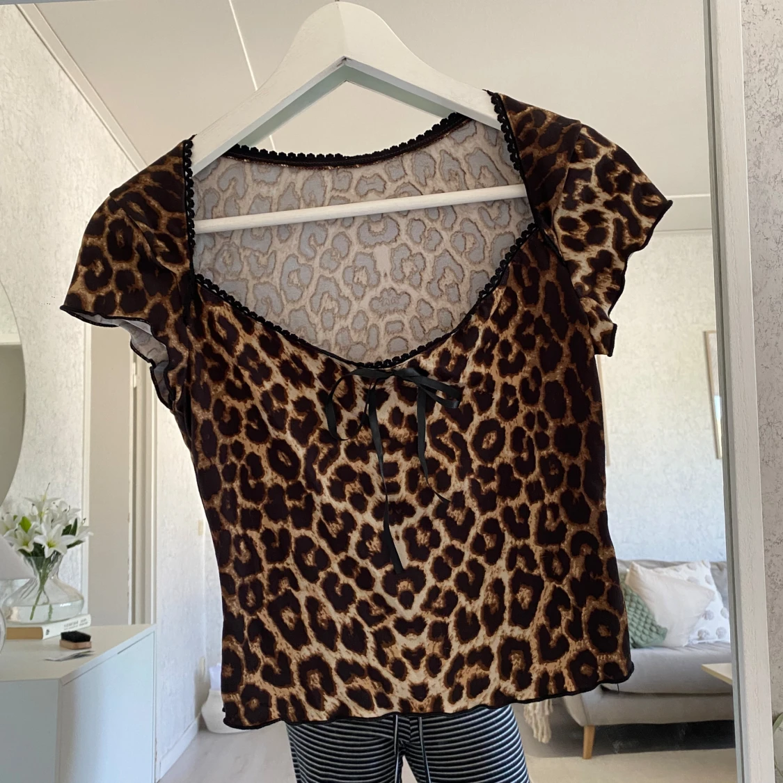 Leopardmönstrad topp med rosett - 3