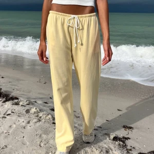 Brandy Melville mjukisbyxor - Säljer dessa mjukisbyxor fast i vit färg från brandy Melville, helt nya med prislapp kvar, köpta i London. Väldigt sköna och går att både klä upp och ner. Kan skicka egna bilder vid intresse. Notera att de jag säljer är vita, ej gula. Onesize