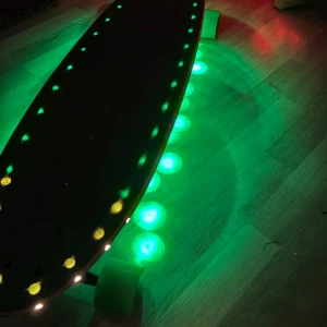 Longboard - En cool longboard med grönt griptape, gröna hjul och inbyggda LED-lampor som lyser i grönt, rött och gult. Perfekt för dig som vill sticka ut på kvällsturen och åka med stil! Snygg design och passar både nybörjare och erfarna åkare.