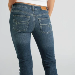 Lowaisted bootcut jeans - junkyard💕 - säljer ett par snygga low waisted bootcut jeans från junkyard i mörkblå me snygga detaljer vid fickorna💕har använt dessa ett par gånger men de har inga synliga defekter och de sitter perfekt!!🥰