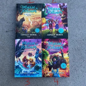Musse & Helium (Bok 1-4) - Följ med Musse och Helium i den andra serien på ett magiskt äventyr genom färgsprakande världar, fulla av spänning, vänskap och mystiska varelser. Perfekt för dig som gillar fantasifulla berättelser och coola illustrationer. En bokserie som tar dig till nya, oväntade platser!