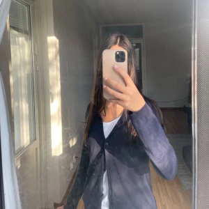 Mörkblå kofta med knappar - Snygg mörkblå kofta med knappar framtill, perfekt att slänga över en t-shirt. Köpt på H&M i storlek 140, men passar även XXS.