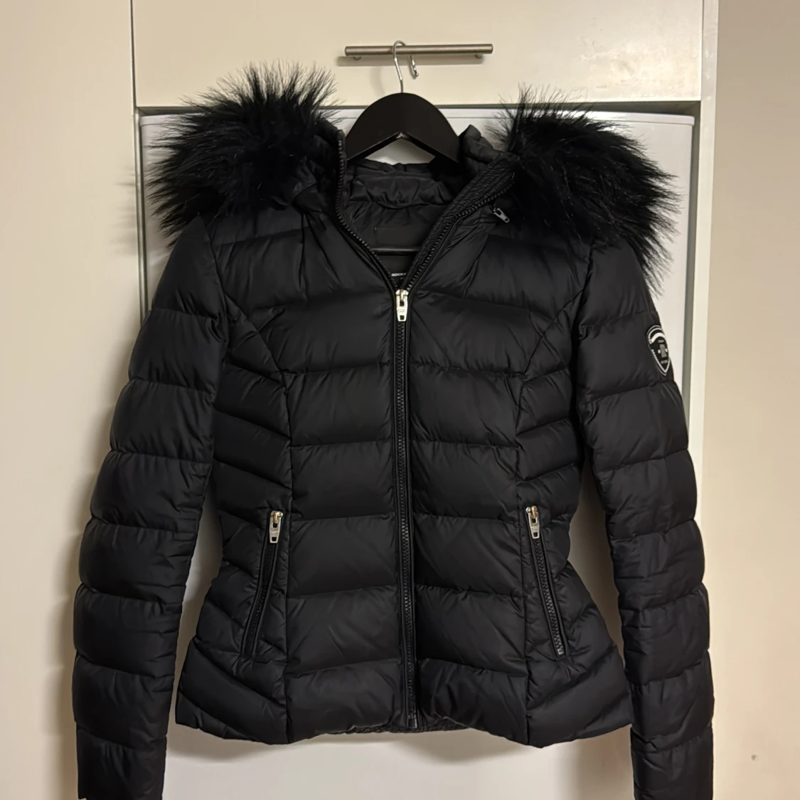 Svart dunjacka Rockandblue med fuskpäls