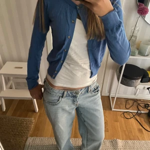 Blå kofta från h&m - Stickad kofta från hm i storlek xs/xxs. Säljer pg av att den är för liten för mig 😊💕