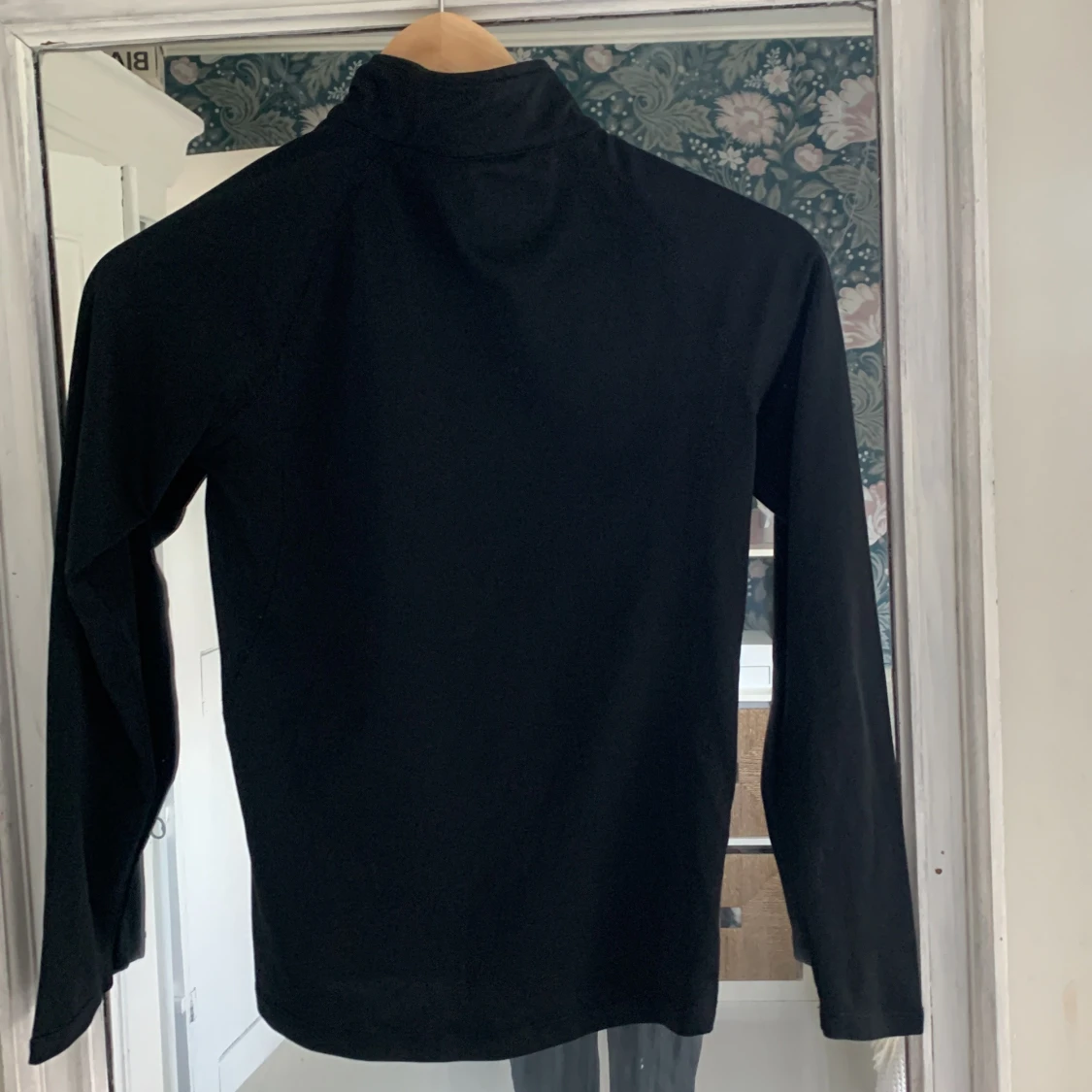 Svart långärmad tröja från CRW - 1