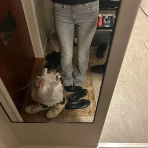 Grå jeans från Kappahl, storlek 152 - Säljer ett par grå jeans från Kappahl i storlek 152. Dom har ett jätte litet hål