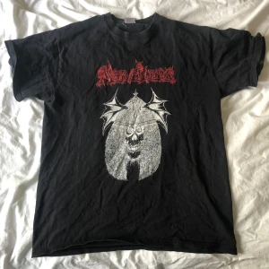 Merciless band t-shirt svart M - Svart heavy cotton t-shirt från Fruit of the Loom med Merciless tryck fram och bak. Sitter rätt tight för att vara medium.