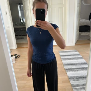 Design by si topp - En snygg topp med öppen rygg från Design by Si i storlek XS/S💕 Oanvänd!