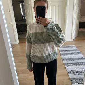Stickad tröja - En fin flerfärgad stickad tröja från HM i storlek XS💕 Inte använd så mycket så fint skick