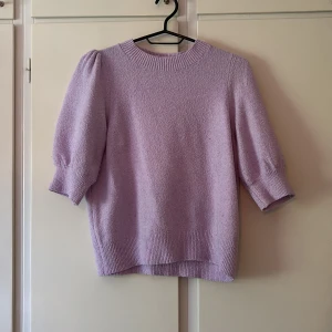 Ljuslila stickad tröja med puffärm - Säljer en superfin ljuslila stickad tröja från vero Moda. Samma material som deras doffy tröjor. Lite nopprig