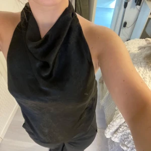 Halterneck - Från H&M med öppen rygg. Storlek S. Använd fåtal gånger. Tyget är mer åt det glansiga hållet. Perfekt festtopp.