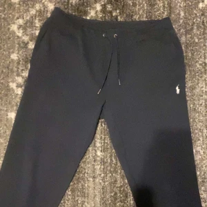 Svarta mjukisbyxor Polo Ralph Lauren - Svarta mjukisbyxor från Polo Ralph Lauren med klassisk logga broderad på benet. Perfekta för chill eller träning, riktigt sköna och stilrena. Riktigt bra kvalité.